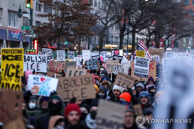 전국으로 확산하고 있는 미국 이민당국 규탄 시위 [AFP 연합뉴스. 재판매 및 DB 금지]