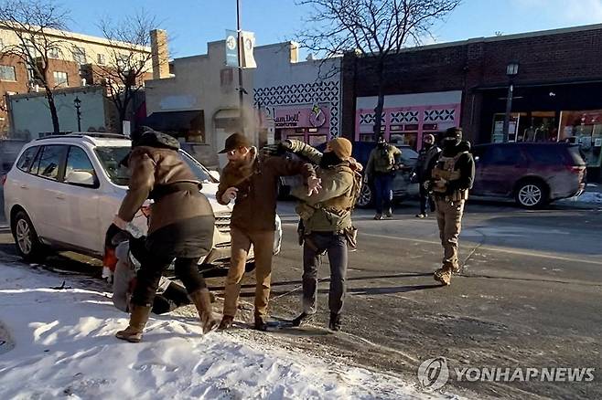 연방 이민단속 요원들과 대치하는 알렉스 제프리 프레티 [로이터=연합뉴스. 재판매 및 DB 금지]