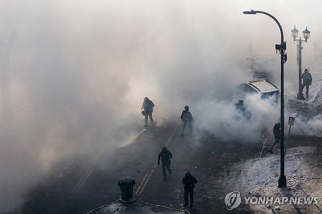 미국 연방 요원의 총격에 의한 두 번째 사망자가 발생한 미네소타주 미니애폴리스 사건 현장에 24일(현지시간) 최루 가스가 살포되고 있다. [로이터=연합뉴스. 재판매 및 DB 금지]