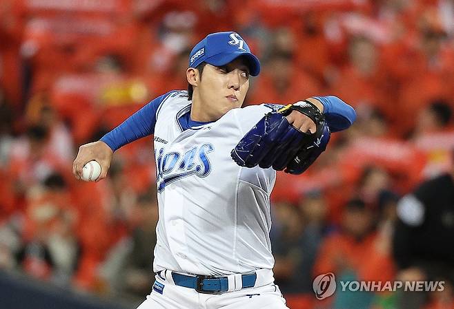 원태인 '역투' (대구=연합뉴스) 윤관식 기자 = 22일 대구 삼성라이온즈파크에서 열린 2025 프로야구 KBO리그 포스트시즌 플레이오프 4차전 한화 이글스와 삼성 라이온즈의 경기. 2회초 삼성 선발투수 원태인이 역투하고 있다. 2025.10.22 psik@yna.co.kr