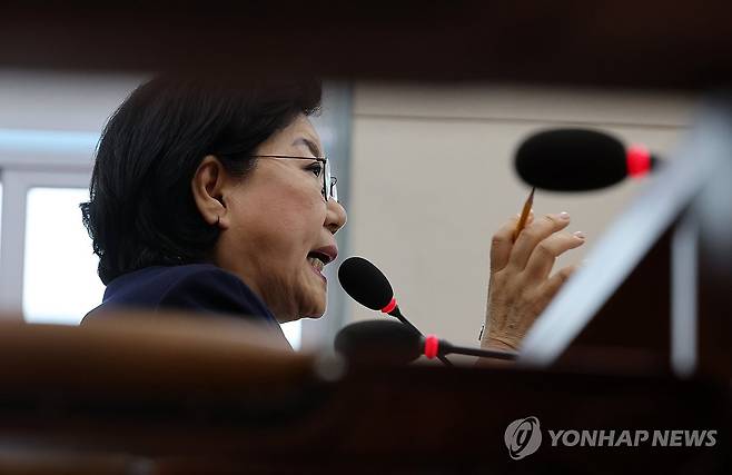 답변하는 이혜훈 기획예산처 장관 후보자 (서울=연합뉴스) 이동해 기자 = 이혜훈 기획예산처 장관 후보자가 23일 국회 재정경제기획위원회에서 열린 인사청문회에서 쏟아지는 의원 질의에 답변하고 있다. 2026.1.23 eastsea@yna.co.kr