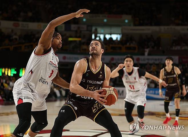 LG 마레이 '간다' (창원=연합뉴스) 김동민 기자 = 25일 경남 창원체육관에서 열린 2025-2026 LG전자 프로농구 정규리그 창원 LG 세이커스와 안양 정관장 레드부스터스의 경기. LG 아셈 마레이가 돌파하고 있다. 2026.1.25 image@yna.co.kr