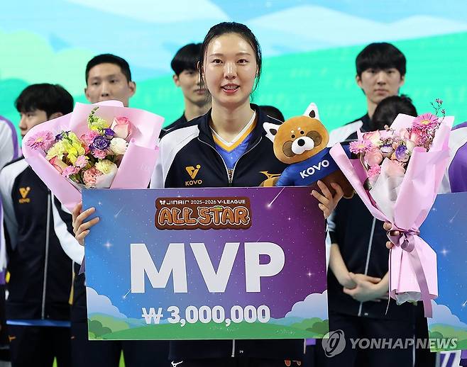 양효진, 내가 V-리그 올스타전 MVP (춘천=연합뉴스) 양지웅 기자 = 25일 강원 춘천시 호반체육관에서 열린 프로배구 '진에어 2025-2026 V리그 올스타전' 시상식에서 MVP를 차지한 현대건설 양효진이 기념 촬영하고 있다. 2026.1.25 yangdoo@yna.co.kr