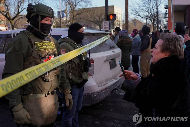 24일(현지시간) 미국 미네소타주 미니애폴리스에 배치된 연방요원 [로이터 연합뉴스]