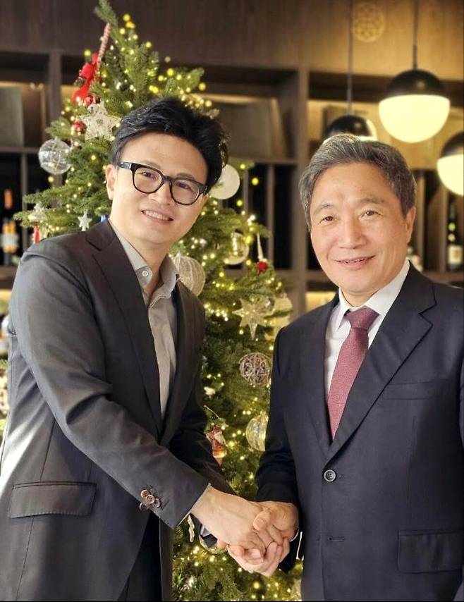 ▲ 한동훈 전 국민의힘 대표와 이학재 인천국제공항공사 사장 / 출처=한동훈 페이스북 갈무리