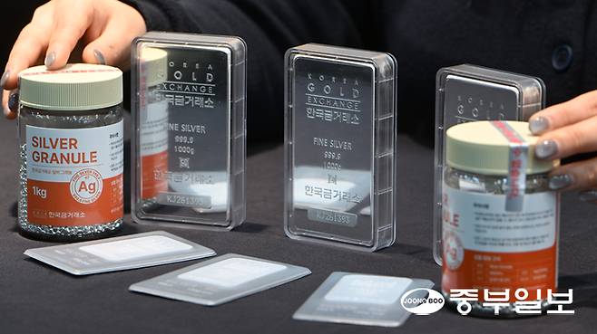 최근 안전 자산에 대한 투자 열기가 지속되면서 국제 은 가격이 사상 최초로 온스 당 100 달러를 돌파한 가운데 26일 오후 수원시 장안구 한국금거래소 골드쉘 수원장안점에서 관계자가 은 관련 제품들을 선보이고 있다. 임채운기자