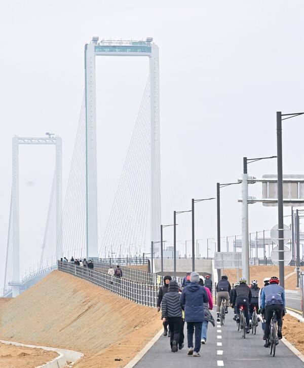 청라하늘대교를 찾은 시민들이 도보와 자전거를 이용해 청라에서 영종 방향으로 이동하고 있는 모습. <기호일보 DB>