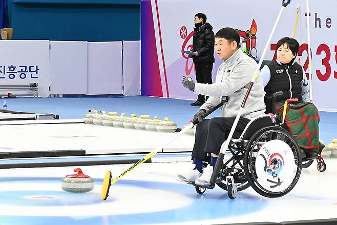 26일 강릉컬링센터 열린 컬링 혼성휠체어 2인조 경기에서 전남 정승원(한전 KDN)이 경기도를 상대로 4강전을 치르고 있다(사진 上), 지난 25일 열린 혼성 휠체어 2인조 광주 정해천 경기 모습(사진 下). <광주시·전남도장애인체육회 제공>
