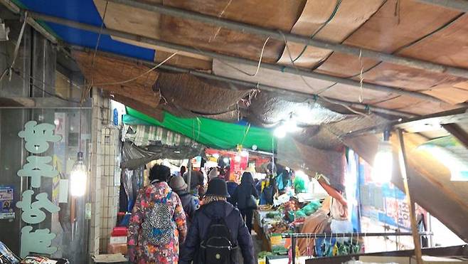 26일 오전 9시30분께 광주 남구 광주은행 봉선금융센터지점은 ‘남구동행카드’ 구매를 위해 약 100명이 몰리면서 대기 공간이 꽉 찼다(사진 上). 같은 날 오후 봉선시장 등에서는 동행카드로 장을 보는 이들이 곳곳에서 목격됐다(사진 下)./서형우 기자