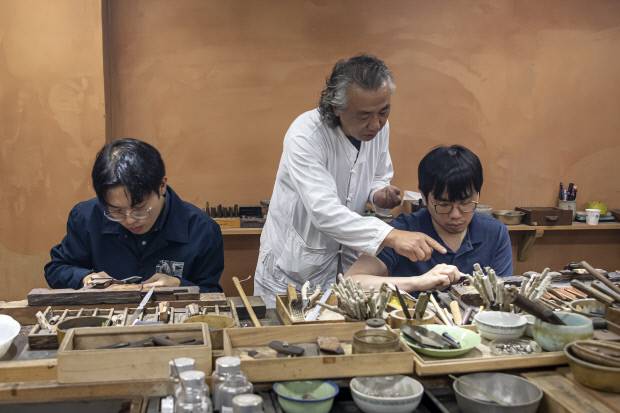 박종군(가운데) 광양장도장 보유자와 박건영(왼쪽)·박남중 이수자.
 <광양장도박물관  제공>