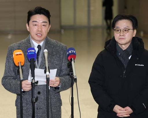 강훈식 대통령실 비서실장이 26일 ‘전략경제협력 대통령 특사’ 자격으로 인천국제공항을 통해 캐나다로 출국하기 전 취재진 앞에서 발언하고 있다. /연합뉴스 제공