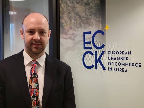 밀라드 지부장이 주한유럽상공회의소 부산지부에서 포즈를 취하고 있다.