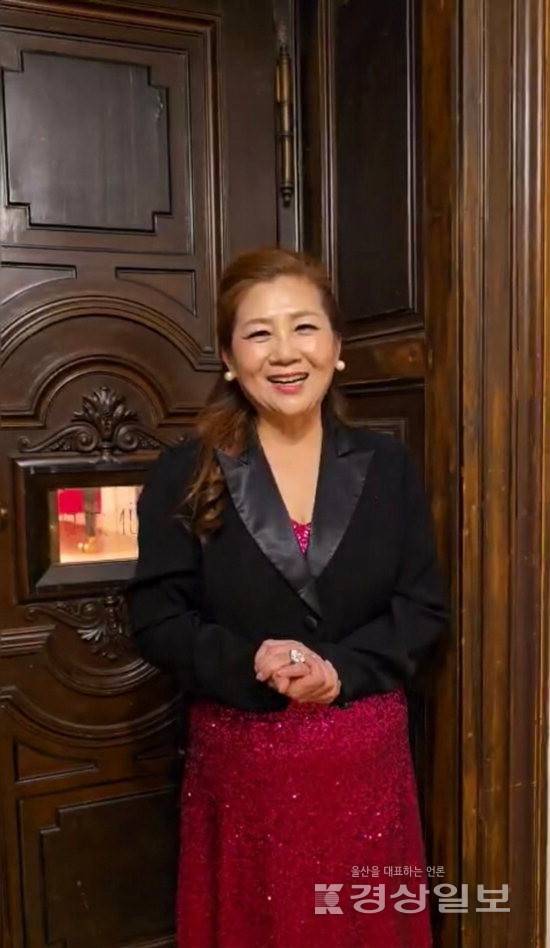 ▲ 전선화 소프라노·지휘자가 오스트리아 현지에서 기념사진을 촬영하고 있다.