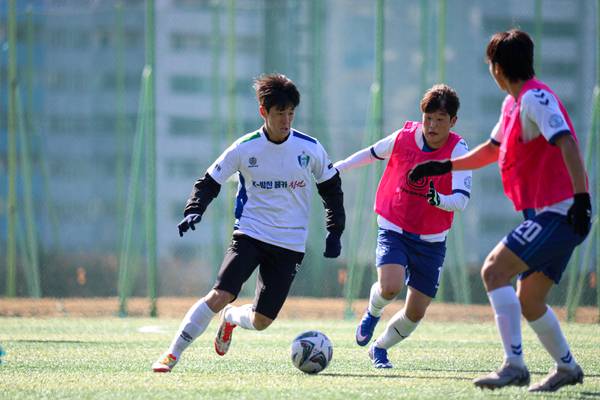 창원FC가 24일 창원축구센터 1구장에서 인제대학교와 연습경기를 펼치고 있다. /창원FC