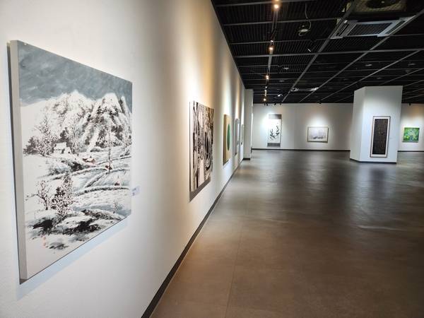 2월 12일까지 경남문화예술회관 제1·2전시실 전관에서 <2026 경남원로작가 특별기획전-끝없는 열정과 여정>이 열린다. /류민기 기자