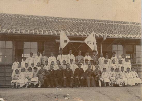 1907년 공립진주보통학교 이은 황태자 책봉기념 사진. 제공=진주교육청
