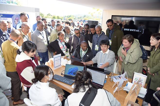 경북교육청이 지난해 개최한 K-EDU EXPO에서 관람객들에게 AI 비서 꾸러미(업무 경감 1위)를 설명하고 있는 G-AI Lab 교사 복사. /경북교육청 제공