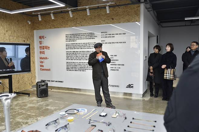 이상모 포항문화재단 대표이사가 지난 23일 포항시 북구 학산동 공예실험실 커넥트에서 개최한 기획 전시 ‘매치 업:연결되는 우리’전 개막식에서 관람객들에게 전시를 소개하고 있다. /독자 제공