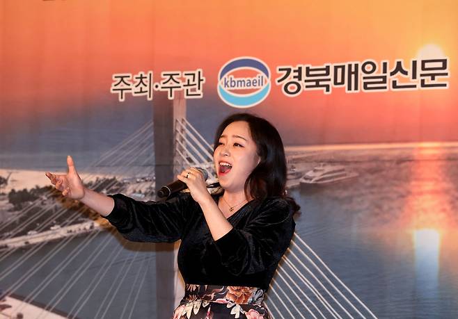 성악가 김예은씨가 축하공연을 하고 있다. /이용선기자 photokid@kbmaeil.com