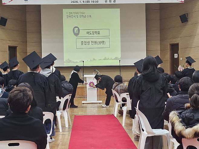 장성군 진원면 진원초등학교 제102회 졸업식 모습. 진원초 선배 배정철씨가 모교에 장학금과 책을 선물했다. 진원초 제공