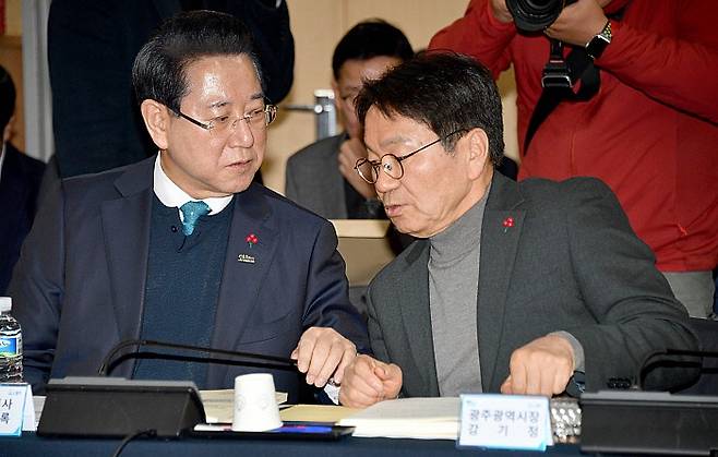 김영록 전남지사(사진 왼쪽)와 강기정 광주시장이 25일 광주 서구 김대중컨벤션센터 회의실에서 열린 광주·전남 행정통합 특별법 제정 간담회 도중 대화하고 있다. 뉴시스