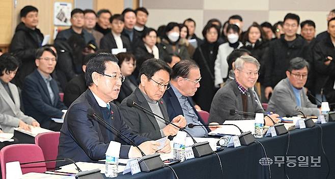 광주·전남 행정통합 명칭과 주청사 소재지를 둘러싼 논란이 쟁점화되고 있는 가운데 25일 광주시, 광주시 교육청, 전남도, 전남도교육청. 국회의원들이 참석한 광주·전남 행정통합 특별법 검토 3차 간담회가 열린 서구 치평동 김대중컨벤션센터에서 김영록 전남도지사가 간담회에 앞서 모두발언을 하고 있다. 양광삼기자 ygs02@mdilbo.com