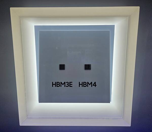 삼성전자 HBM4와 HBM3E 모습. [출처=EBN]