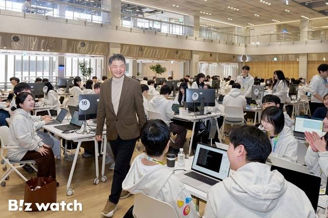 김범수 카카오 미래이니셔티브 센터장은 지난 15일, 경기도 용인시 카카오 AI캠퍼스에서 진행 중인 2026년 그룹 신입 공채 교육 현장을 예고 없이 찾았다./사진=카카오