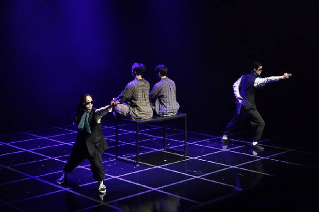 26일 서울 성북구 서울연극창작센터에서 열린 '2026 서울 커넥트 스테이지' 개막식에서 선정팀 '부엉왈츠'가 여는 공연으로 '현실도피자'의 한 장면을 선보이고 있다. (사진=서울문화재단)