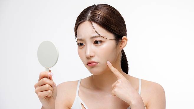 겨울철 수분을 뺏기지 않으려면 세안 후 3분 이내에 보습제를 발라 수분을 가둬야 한다｜출처: 클립아트코리아