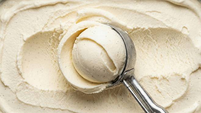 아이스크림 제조 시 식감과 얼음 결정 생성 방지를 위해 다량의 유화제가 사용된다｜출처: Gemini 생성