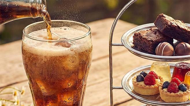 설탕의 대체재로 사용되는 인공 감미료도 장 건강에 해로울 수 있다｜출처: Gemini 생성