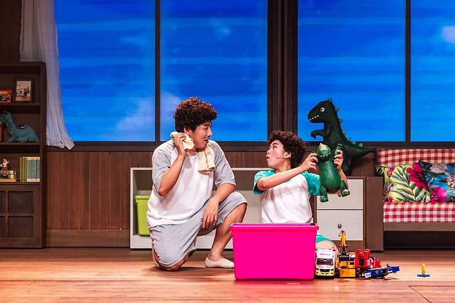 뮤지컬 '건전지 아빠' 공연 사진. 동구(오른쪽)와 동구 아빠.(NHN링크 제공)