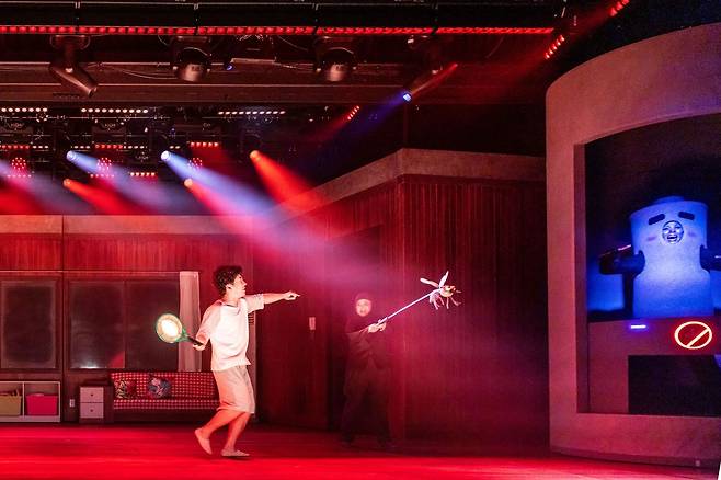 뮤지컬 '건전지 아빠'에서 동구 아빠가 모기 잡는 모습.(NHN링크 제공)