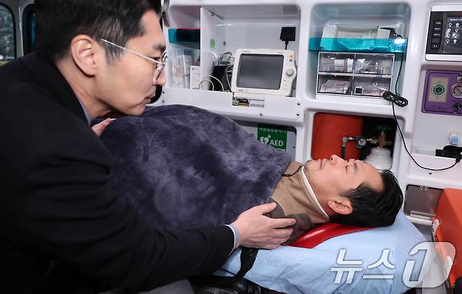 '통일교·공천헌금' 쌍특검법 수용을 촉구하며 단식을 시작한 장동혁 국민의힘 대표가 22일 서울 여의도 국회에서 단식 8일 만에 박근혜 전 대통령의 단식 중단 권고를 받아들여 병원으로 이송되고 있다. 2026.1.22/뉴스1 ⓒ News1 국회사진기자단