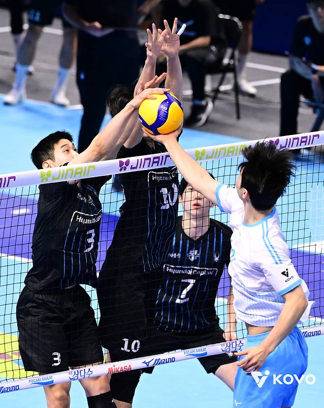 삐끗하면 미끌…'현대캐피탈vs대한항공' 선두 다툼 치열[V리그포커스]