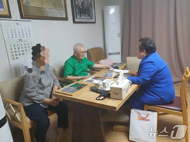 신천지 교주 이만희 총회장(왼쪽)이 감염병예방법 위반 등 혐의로 구속기소됐다가 보석으로 풀려난 2021년 11월 쯤 자택에서 이희자 한국근우회 회장(오른쪽)을 만나고 있다. (독자 제공)