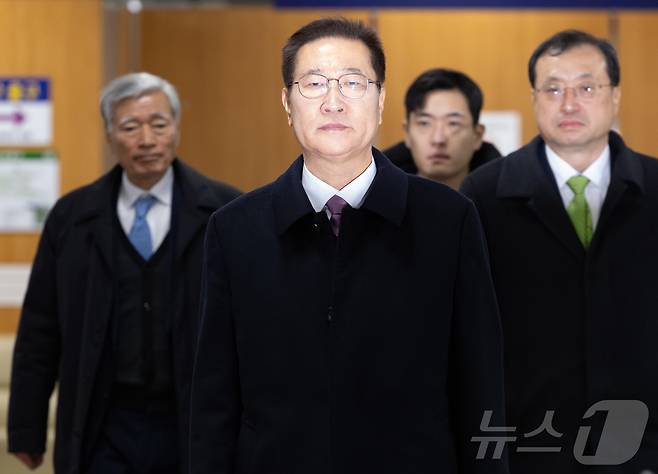 박성재 전 법무부 장관이 26일 서울 서초구 서울중앙지법에서 열린 내란 중요임무 종사 및 직권남용, 부정청탁금지법 위반 혐의 사건의 첫 공판 기일에 출석하고 있다. (공동취재) 2026.1.26/뉴스1 ⓒ News1 박지혜 기자