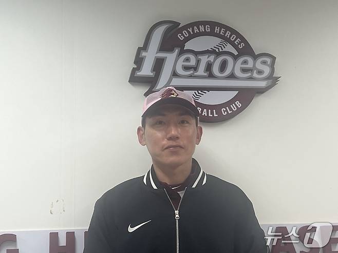 키움 히어로즈로 복귀한 서건창이 26일 경기 고양 국가대표 야구훈련장에서 사진 촬영 포즈를 취하고 있다. 2026.1.26/뉴스1 ⓒ News1 이상철 기자