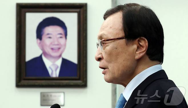 베트남 출장 중 심근경색으로 위중한 상태에 빠졌던 이해찬 민주평화통일자문회의 수석부의장이 25일 베트남 호찌민에서 향년 73세를 일기로 별세했다. 사진은 지난 2019년 1월 13일 서울 여의도 국회에서 신년기자회견을 하는 모습. 2026.1.25/뉴스1