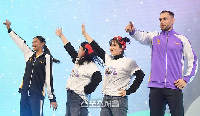 도로공사 타나차와 KB손해보험 비예나가 25일 춘천 호반체육관에서 열린 2025-2026 V-리그 올스타전에서 테마곡 챌린지 결정전에서 공연을 하고 있다.  2026. 1. 25. 춘천 | 최승섭기자 thunder@sportsseoul.com