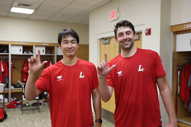 SSG 유니폼을 입은 외국인 투수 다케다 쇼타(왼쪽)와 앤서니 베니지아노가 포즈를 취하고 있다. 사진 | SSG 랜더스