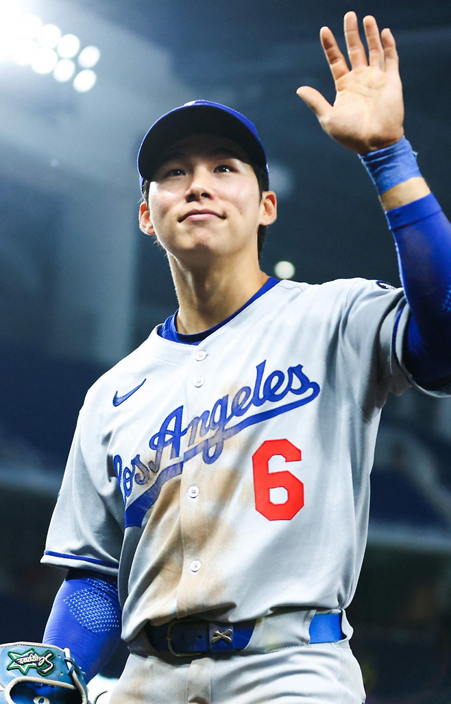 김혜성이 경기 후 팬들을 향해 인사를 하고 있다. 사진 | AFP연합뉴스