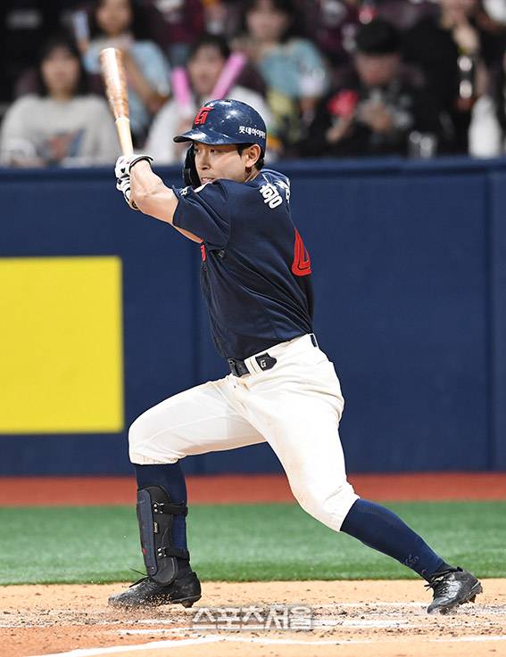 롯데 황성빈이 1일 고척스카이돔에서 열린 2025 KBO리그 키움과의 경기 4회초 2사 3루 상황에서 롯데 선발 조영건을 상대로 1타점 내야안타를 치고 있다. 2025. 5. 1.  고척 | 박진업 기자 upandup@sportsseoul.com