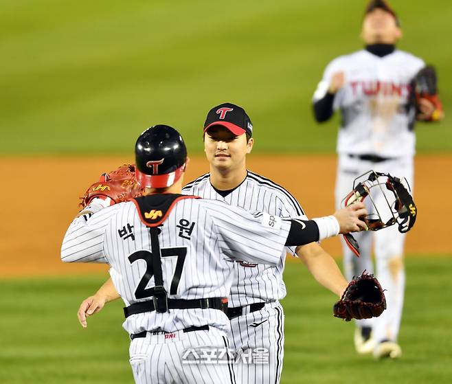 LG 시절 고우석이 잠실구장에서 열린 2023 KBO 포스트시즌 한국시리즈 KT와 5차전 승리 후 우승을 확정 짓고 포수 박동원과 포옹하고 있다. 사진 | 스포츠서울 DB