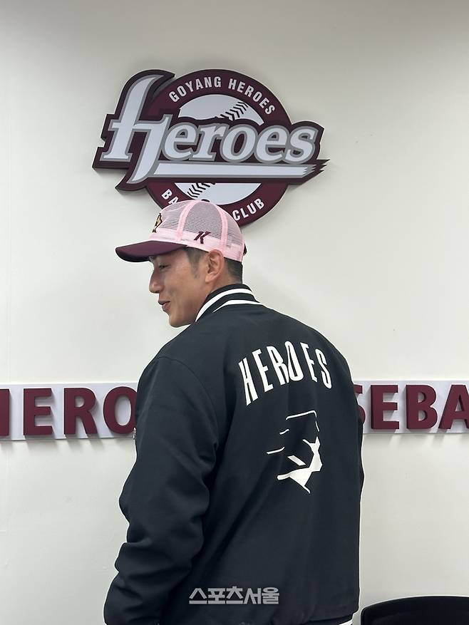 키움 서건창이 26일 경기도 고양 국가대표 야구훈련장에서 훈련을 마친 뒤 취재진의 인터뷰에 응하고 있다. 고양 | 이소영 기자 sshong@sportsseoul.com