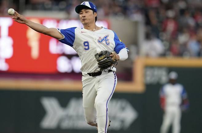 애틀랜타 유격수 김하성이 얼음판에서 미끄러지면서 손가락을 다쳐 수술을 받았다. 5월 중순 이후에나 복귀할 전망이다. AP연합뉴스