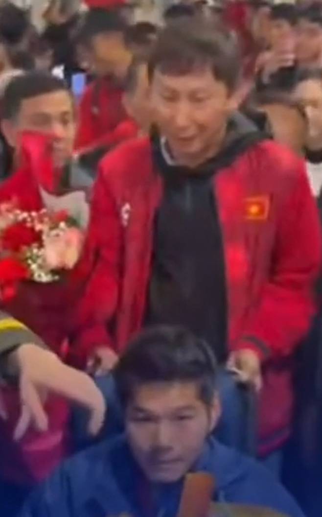 김상식 감독 진짜 감동이다...역사상 처음 韓 꺾고 베트남 금의환향, 식사마가 보여준 스승의 품격