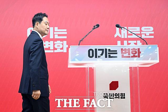 장 대표는 지난 7일 계엄과 탄핵의 강을 건너겠다"며 12·3 비상계엄 사태에 대해 대국민 사과에 나서는 한편, 청년의무공천제 도입 등 공천 혁신안과 야권 정책연대가 담긴 3대 쇄신안을 제시했다. /남용희 기자