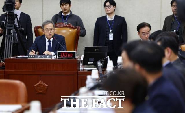 송기헌 국회 정치개혁특별위원장이 26일 오후 서울 여의도 국회 정개특위 전체회의에서 발언하고 있다. /뉴시스